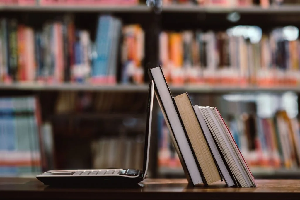 Книги и ноутбук в библиотеке